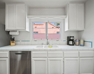 837 N Harper Avenue - Photo Thumbnail 10