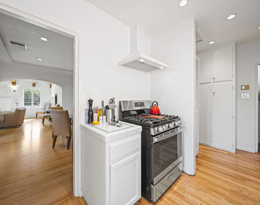 837 N Harper Avenue - Photo Thumbnail 8