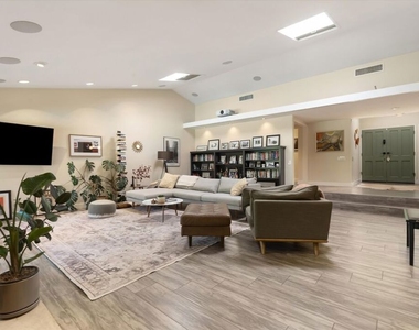 4927 Bellaire Avenue - Photo Thumbnail 3