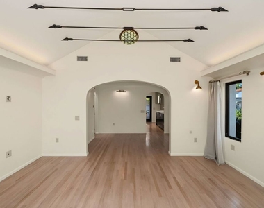 9001 Rosewood Avenue - Photo Thumbnail 12