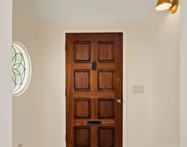 9001 Rosewood Avenue - Photo Thumbnail 6