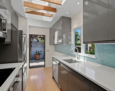 9001 Rosewood Avenue - Photo Thumbnail 21
