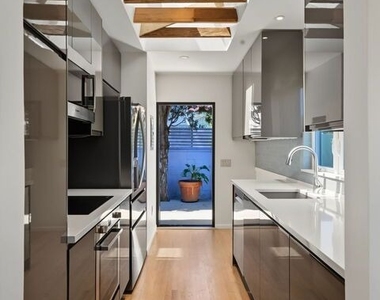 9001 Rosewood Avenue - Photo Thumbnail 19