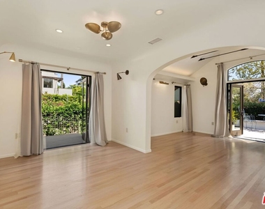 9001 Rosewood Avenue - Photo Thumbnail 17