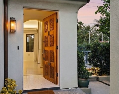 9001 Rosewood Avenue - Photo Thumbnail 5
