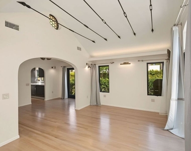 9001 Rosewood Avenue - Photo Thumbnail 7