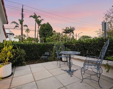9001 Rosewood Avenue - Photo Thumbnail 11