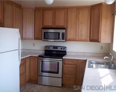930 Ebony Ave - Photo Thumbnail 3