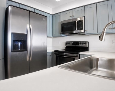 655 Columbia St - Photo Thumbnail 2