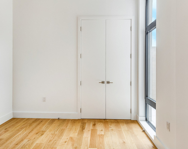 38-38 32nd St 11101 - Photo Thumbnail 3
