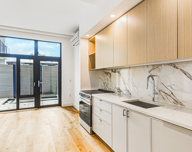 38-38 32nd St 11101 - Photo Thumbnail 2