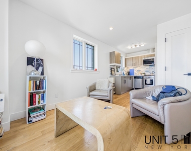 319 Graham Avenue - Photo Thumbnail 1