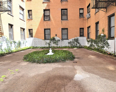 West 45th Street - Photo Thumbnail 3