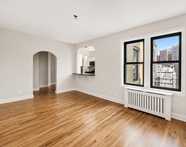 213 Bennett Avenue - Photo Thumbnail 2