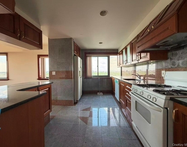 4318 Main Street - Photo Thumbnail 3