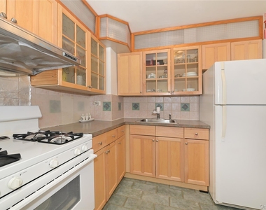 61-20 Grand Central Parkway - Photo Thumbnail 6