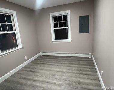 1050 Sullivan Street - Photo Thumbnail 3