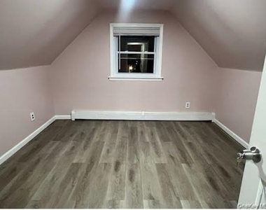 1050 Sullivan Street - Photo Thumbnail 5