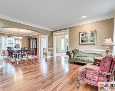 5 Erin Court - Photo Thumbnail 3