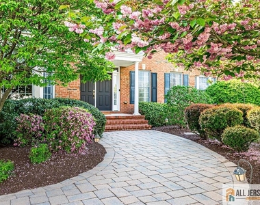 5 Erin Court - Photo Thumbnail 1