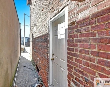 2 Columbus Place - Photo Thumbnail 8