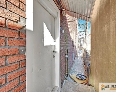2 Columbus Place - Photo Thumbnail 10