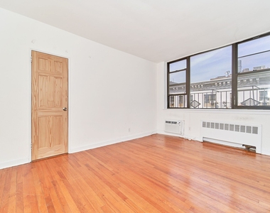 400 W 45th Street - Photo Thumbnail 4