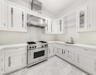 12 E 62nd Street - Photo Thumbnail 1