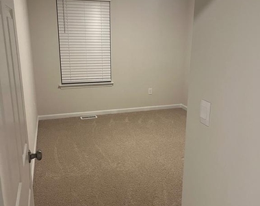 224 Caterpillar Drive - Photo Thumbnail 5