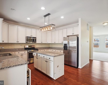 9003 Belo Gate Drive - Photo Thumbnail 4