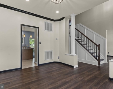 9533 Barbaras Way - Photo Thumbnail 4