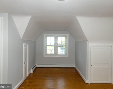 903 Crestview Drive - Photo Thumbnail 7