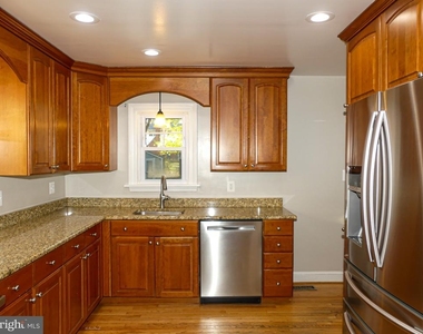 903 Crestview Drive - Photo Thumbnail 2