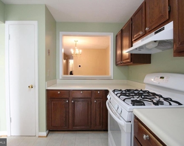10118 Oakton Terrace Road - Photo Thumbnail 7