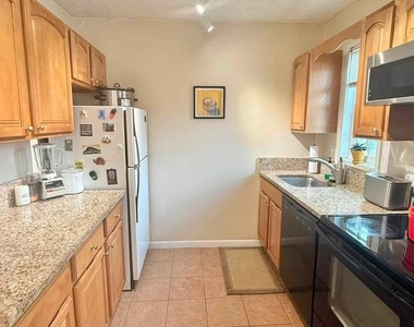 1616 W Abingdon Drive W - Photo Thumbnail 9