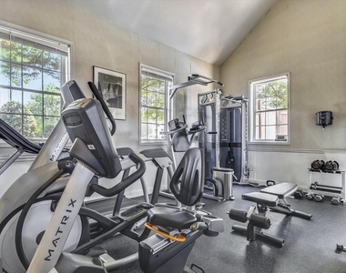 1616 W Abingdon Drive W - Photo Thumbnail 17