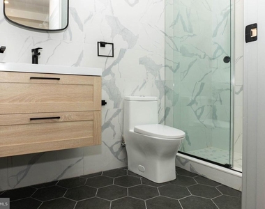 327 S 16th Street - Photo Thumbnail 3