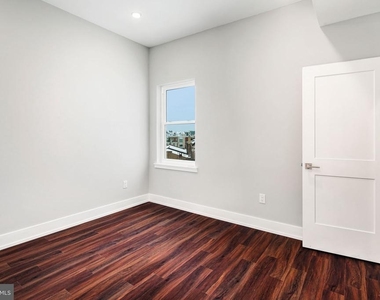 1527 Ridge Avenue - Photo Thumbnail 17