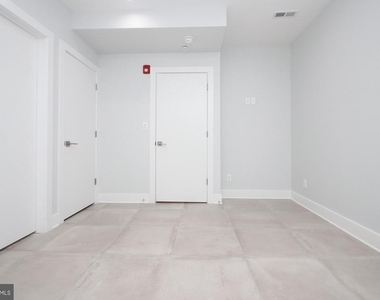 810 N Uber Street - Photo Thumbnail 21