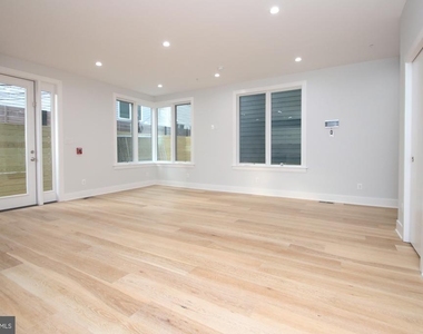 810 N Uber Street - Photo Thumbnail 5