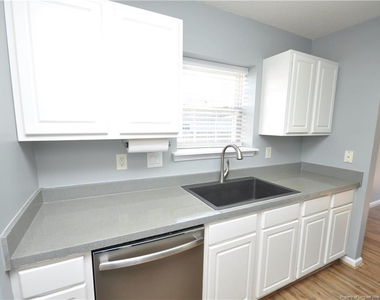 202 Thorncrest Drive - Photo Thumbnail 11