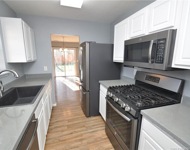 202 Thorncrest Drive - Photo Thumbnail 10