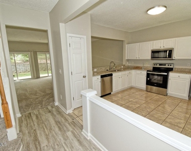 314 Canyon Lake Circle - Photo Thumbnail 2