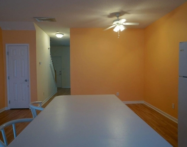 312 Commons Drive - Photo Thumbnail 5