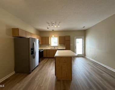 312 Commons Drive - Photo Thumbnail 4