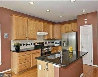 715 Pleasant Drive - Photo Thumbnail 4
