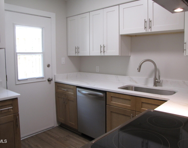 220 Elizabeth Street - Photo Thumbnail 5