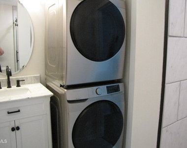 220 Elizabeth Street - Photo Thumbnail 15