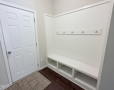 210 Hamlet Place - Photo Thumbnail 8