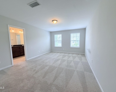 210 Hamlet Place - Photo Thumbnail 9